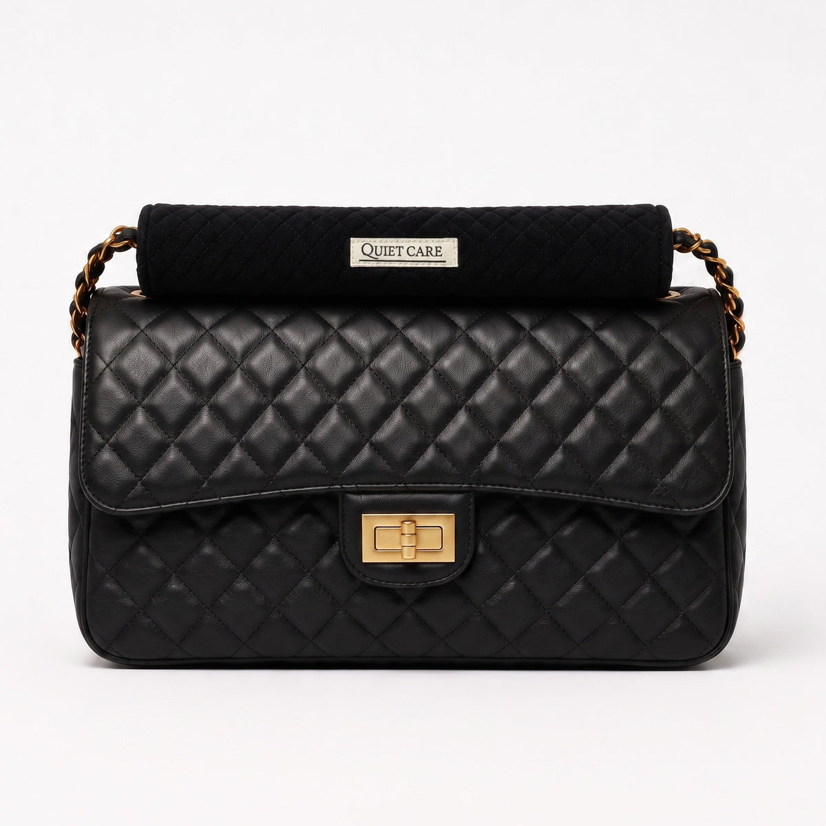 Quilted velvet chain wrap in black, 18 cm, padding the chain on a quilted flap bag